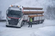 Thord is on a solo mission to help a 50-ton truck and trailer filled with huge and heavy pipes. (National Geographic)