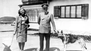 Aus dem privaten Fotoalbum von Eva Braun: Adolf Hitler und Eva Braun zu Hause mit ihren Hunden in Berchtesgaden (undatiert)