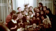 Adolf Hitler im Kreis von österreichischen Schülerinnen, ca. 1939