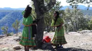 Zwei Mädchen in traditioneller Kleidung in der Region Tumarahumara in Mexiko