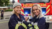 Lisa und Lena fahren mit dem Löschfahrzeug zum Übungseinsatz