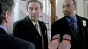 Unter den Schuhen von Peter Wilder (Henry Woronicz) machen die Detectives Briscoe (Jerry Orbach) und Green (Jesse L. Martin) einen interessanten Fund...