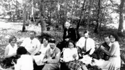 Adolf Hitler (5.v.l.) bei einem Picknick auf der Fahrt nach Bayreuth, ca. 1930. Mit auf dem Foto (v.l.) Henriette Hoffmann (Tochter des Fotografen, Heinrich Hoffmann), Wilhelm Brückner, Ilse Müller (Tochter des Druckereibesitzers, Adolf Müller), Hitlers Nichte Angela (Geli) Raubal (mit dem Rücken zur Kamera)