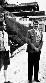 Schon zu seinen Lebzeiten gab es viele verschiedene Gerüchte darüber, was Adolf Hitler (r.) hinter verschlossenen Türen trieb. Hier zusammen mit Rudolf Hess im Berhof "Haus Wachenfeld" in Bayern, ca. 1940