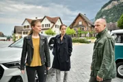 Die Kommissare Zeiler (Nora Waldstätten, l.) und Oberländer (Matthias Koeberlin, r.) treffen am Tatort auf Mia Burgstaller (Katharina Lorenz, M.), die Anwältin des Tatverdächtigen.