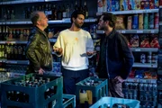 Oskar Schütz (Marek Erhardt, l.) und Max Nordmann (Garry Fischmann, r.) befragen Sarahs Bruder Eddin (Altamasch Noor, M.), in dessen Kiosk der Verdächtige ein- und ausgeht. Was haben die beiden miteinander zu tun?