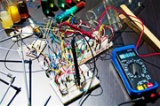 Im Labor werden die EMV-Komponenten genau untersucht