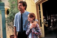 Nick Parker (Dennis Quaid) mit seiner - so meint er jedenfalls - Tochter Hal. Er ahnt nicht, dass er Hals Zwillingsschwester Ann (Lindsay Lohan) in seinem Arm hält.