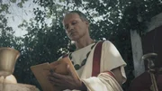 Cäsar selbst legte einen Bericht über die Gallischen Kriege vor, in dem er sein Vorgehen rechtfertigt. In der Dokumentation gleichen Experten seine Darstellungen mit der Realität des brutal geführten Feldzugs ab.