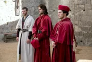 Niccolo Macchiavelli, Cesare Borgia und Alessandro Farnese (v.li.: Thibaut Evrard, Mark Ryder, Diarmuid Noyes) wohnen der Hinrichtung Savonarolas bei.