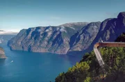 Majestätische Fjordlandschaften, wie entlang des Aurlandsfjords, ziehen sich durch den hohen Norden.