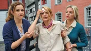 Hanna (Jytte-Merle Böhrnsen) hat sich verletzt. Vera (Rebecca Immanuel, l) und Danuta (Karolina Ladyga,r) helfen ihr.