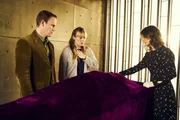 (v.l.n.r.) Peter Forbes (Will Thorp); Tina Forbes (Lily Bevan); Dr. Nikki Alexander (Emilia Fox)