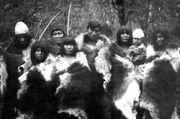 Ein Foto der Eingeborenen von Cordova zwischen 1906 und 1915 am Copper River in Alaska