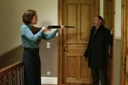 Olivia (Aglaia Szyszkowitz) bedroht Joe (Ulrich Noethen) mit einem Gewehr, als er in ihrem Haus nach ihrem Sohn sucht.