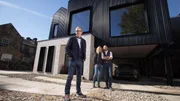 Kevin McCloud (l.), Nik Daughtry und Jon Daughtry vor ihrem Haus in Sheffield.