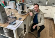 Reporter Sven Kroll testet, probiert und rechnet, was eine gute Küchenmaschine können muss und kosten darf. Er taucht ein in die Thermomix-Welt, besucht eine Verkaufsparty, guckt sich im Werk in Wuppertal die Produktion an und macht den Praxistest mit anderen kochenden Küchenmaschinen.
