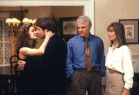 Annie (Kimberly Williams li.) und ihr Verlobter Bryan (George Newbern, 2. v. l.) sind glücklich. Annies Vater George (Steve Martin, 2. v. r.) weniger: er lehnt den Schwiegersohn in spe ab. Mutter Nina (Diane Keaton) versucht zu schlichten.