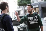 "Brooklyn Nine-Nine", "Vernichten wir ein paar gute Jungs." Jake kann Sophia nicht vergessen. Ein gemeinsamer Trainingstag mit der Homeland Security soll seine Trennungsschmerzen wenigstens für eine Weile verfliegen lassen. Doch weil er gleich zu Beginn den Veranstaltungsleiter beleidigt, wird ihm bloß die Rolle der Geisel zugewiesen. Klar, dass Jake das nicht auf sich sitzen lassen kann. Auch für Amy und Rosa steht Einiges auf den Spiel: Sie feilschen um einen freien Tag. Indes fertigt Gina für eine private Weiterbildung ein psychologisches Gutachten von Holt an.Im Bild (v.li.): Andy Samberg (Jake Peralta), Nick Kroll (Agent Kendrick).