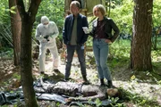 Oskar Schütz (Marek Erhardt, l.) und Lena Testorp (Anna von Haebler, r.) begutachten den Fundort der erschossenen Jägerin Frauke Conradi (Roni Zorina, M.). Woher kam der Schuss?