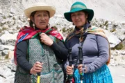 Ana-Lia Gonzales und ihre Mutter Dora wollen den 6.088 Meter hohen Huayna Potosí besteigen. Die beiden Frauen aus dem Volk der Aymará tragen auch beim Klettern ihren Rock - die "pollera".