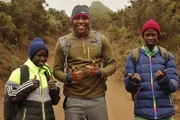 Zusammen mit dem Trainer Athumani wollen Bariki und Stephano auf dem Kilimandscharo ein spezielles Höhentraining machen. Dazu steigen sie vom Nationalparkeingang bis zum Shira Plateau auf.