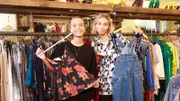 Lisa und Lena stöbern im Vintageladen