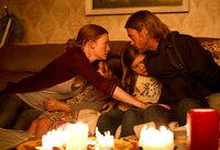 Der ehemalige UN-Mitarbeiter Gerry (Brad Pitt) muss sich von seiner Familie (Mireille Enos, Sterling Jerins, Abigail Hargrove) trennen, um nach einem Mittel gegen die übermächtigen Zombies zu suchen.