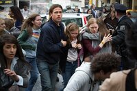 Gerry Lane (Brad Pitt, l.) will seine Töchter Rachel (Abigail Hargrove, M.) und Constance (Sterling Jerins, r.) sowie Ehefrau Karen (Mireille Enos, 2.v.r.) vor den Zombies retten. Hunderte andere Menschen sind mit ihnen auf der Flucht.