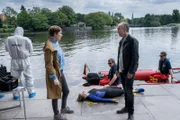 Oskar Schütz (Marek Erhardt, r.) und Jette Lorenzen (Gundula Niemeyer, l.) am Tatort mit der getöteten Wassersportlerin Jule Neumann (Lara Maria Wichels., M.). Ist sie ertrunken?