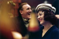Louis Leplée (Gérard Depardieu) verhilft Edith (Marion Cotillard) zu ihren ersten großen Auftritten in den Pariser Variétés und gibt ihr den Künstlernamen Edith Piaf.