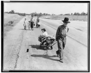 Die Große Depression in den USA zwingt diese Familie aus Pittsburg County, Oklahoma im Juni 1938 ihr Zuhause zu verlassen.