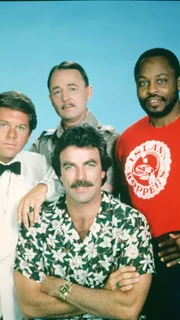 V.l.: Orville 'Rick' Wright (Larry Manetti), Higgins (John Hillerman), Magnum (Tom Selleck), T.C. (Roger E. Mosley)