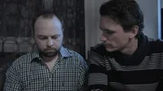 Andreas (Florian Günther) und Max (Christopher Stoiber, links) überprüfen das Beweismaterial auf der Suche nach der weißen Frau.