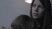 Hannah (Fee Denise Horstmann) mit ihrer kleine Tochter