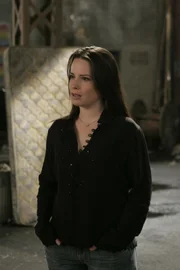 Piper (Holly Marie Combs) wird von Dämonen angegriffen und fällt ins Koma ...