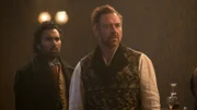 Emery Staines (Himesh Patel, l.); Francis Carver (Marton Csokas, r.)