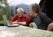 Gordon Buchanan (rechts) und George McGavin planen die nächsten Schritte für die Suche nach Tigern.