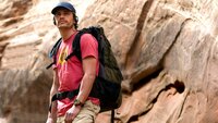 Aron Ralston (James Franco) startet im April 2003 zu einer Klettertour im entlegenen Blue John Canyon in Utah.