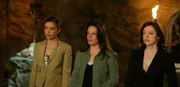 Zaunkous Plan, Paige (Rose McGowan, r.), Phoebe (Alyssa Milano, l.) und Piper (Holly Marie Combs, M.) anfällig zu machen, um Kontrolle über das Buch der Schatten zu erlangen, fängt an zu funktionieren ...