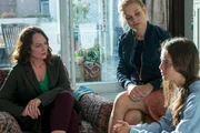 Jana Winter (Natalia Wörner) und Alwa (Lisa Werlinder) befragen Jennifer (Bianca Nawrath) zu Nele