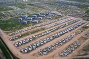 Sie alle können eine Geschichte erzählen, von ihren Reisen oder ihren Militäreinsätzen: Einige Maschinen sind auf dem Flugzeugfriedhof nur zwischengeparkt, andere dienen als Ersatzteillager und wieder anderen droht die Verschrottung.