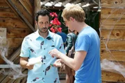 Jimmy (Chris Geere, r.) macht Edgar (Desmin Borges, l.) zu seinem Komplizen beim Versuch, mit einem ganz speziellen Sunday Funday Gretchen aus ihrer Depression zu holen ...