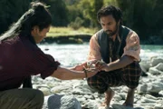 Te Rau Tauwhare (Richard Te Are, l.); Emery Staines (Himesh Patel, r.)