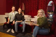 Das Paar Tobi und Michi mit Moderatorin Janin Ullmann.