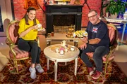 Studiogast Rachel Stewart ist britische Journalisten und plaudert mit Elton über das Vereinigte Königreich.