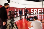 Tama Vakeesan und Mario Grossniklaus moderieren die TV-Sendung am 12. Januar 2022