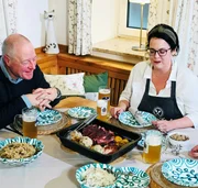 Brauerei-Chef Georg Raschhofer und die Mosauerin (Astrid Aichinger) beim Bierbratl-Philosophieren.