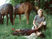 Bei einem Reitausflug mit Irene (Marita Marschall, oben) wird Cora (Sonja Kirchberger) von einem Unbekannten angeschossen und schwer verletzt.