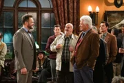 Jack Gordon (Joel McHale, l.); Mather (Barry Bostwick, r.)